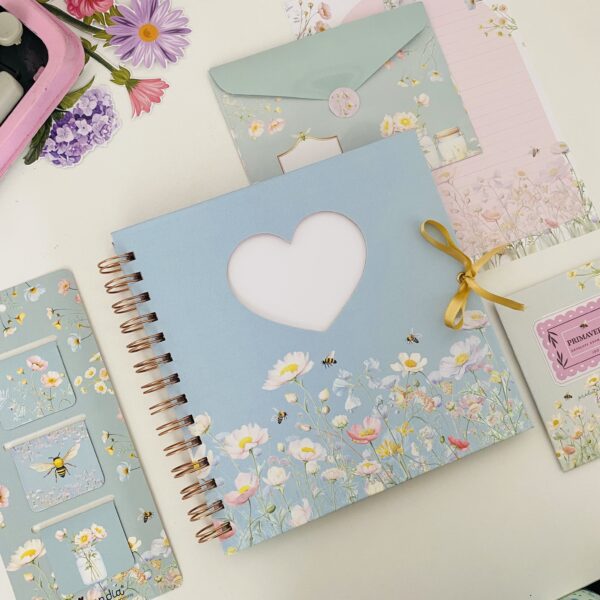Scrapbook com 25 Folhas Decoradas Abelha Rainha 19x19 cm - Image 2