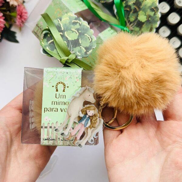 Chaveiro com Pompom - Menina e Cavalo Bege