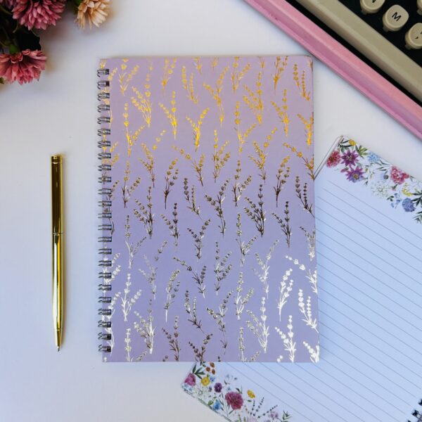 Cadernico Espiral Buendía - Lavanda com Hotstamping - Folhas Decoradas